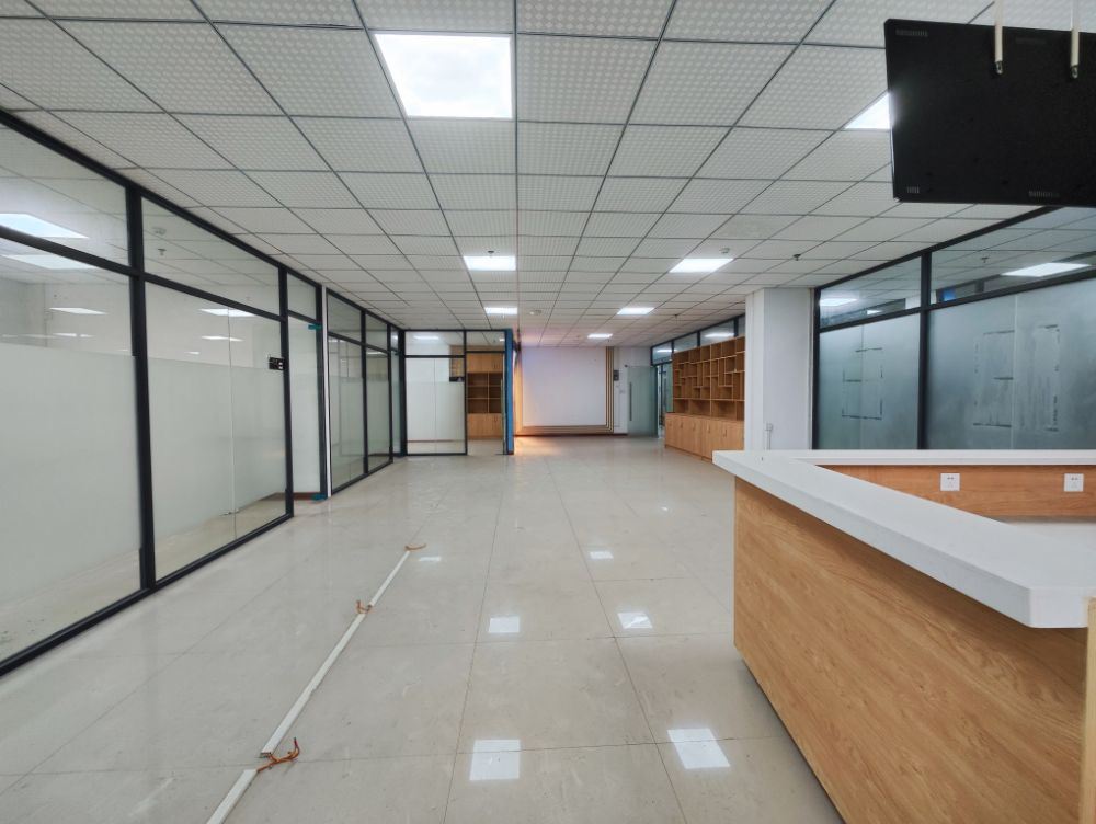 高新区综合写字楼2层240㎡火热招租