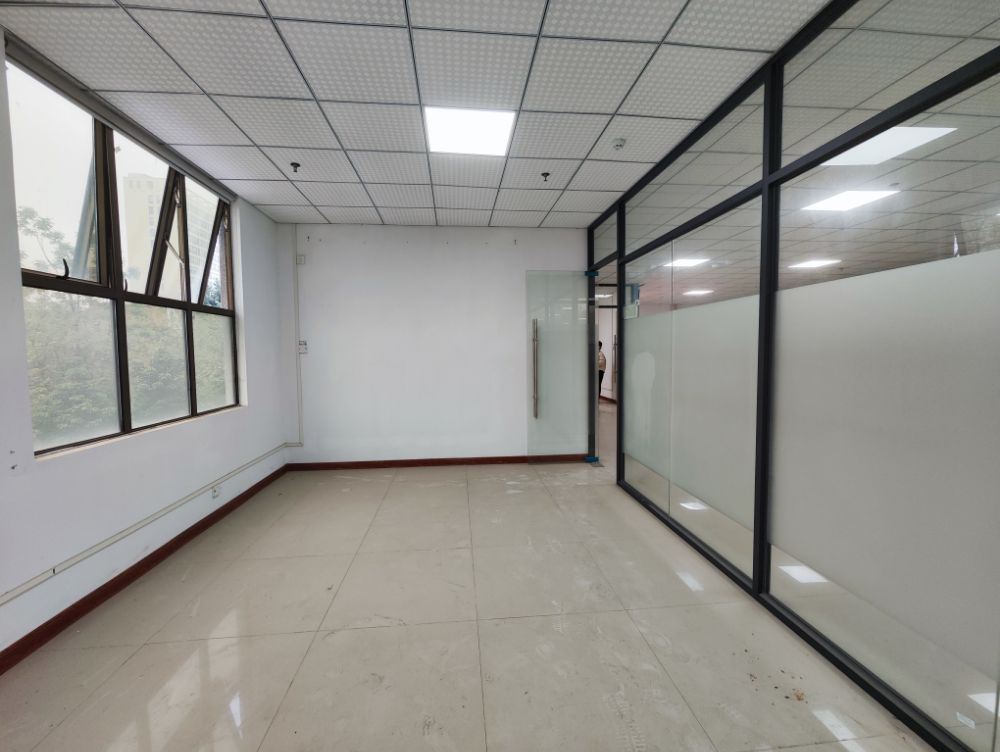 高新区综合写字楼2层240㎡火热招租