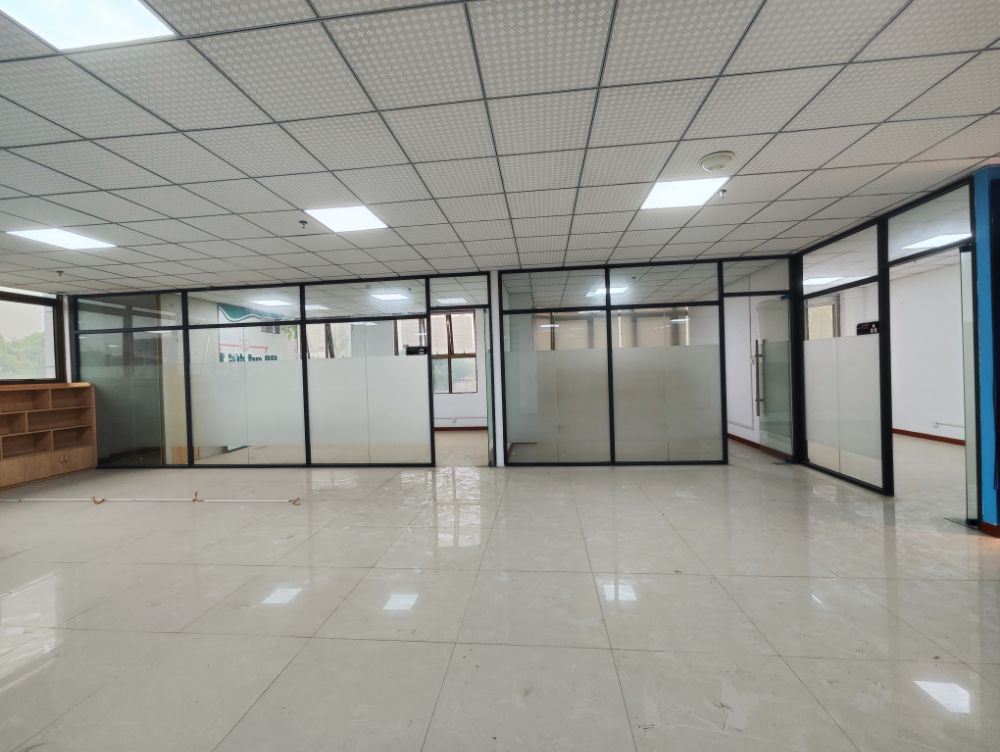 高新区综合写字楼2层240㎡火热招租