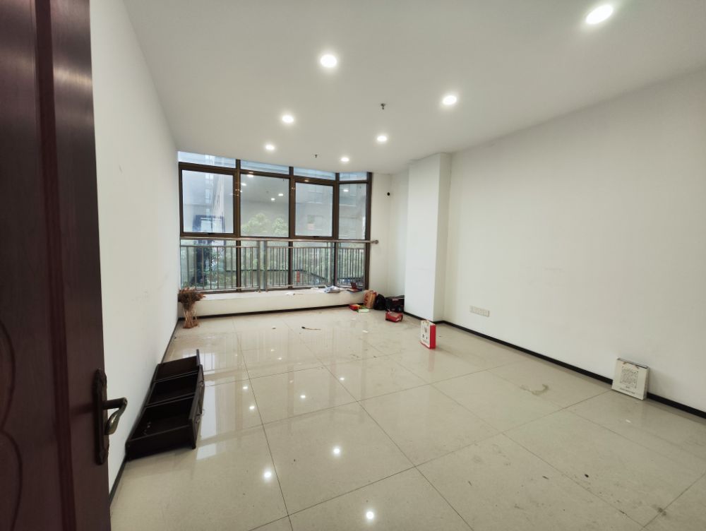 高新区综合写字楼2楼618㎡火热招租