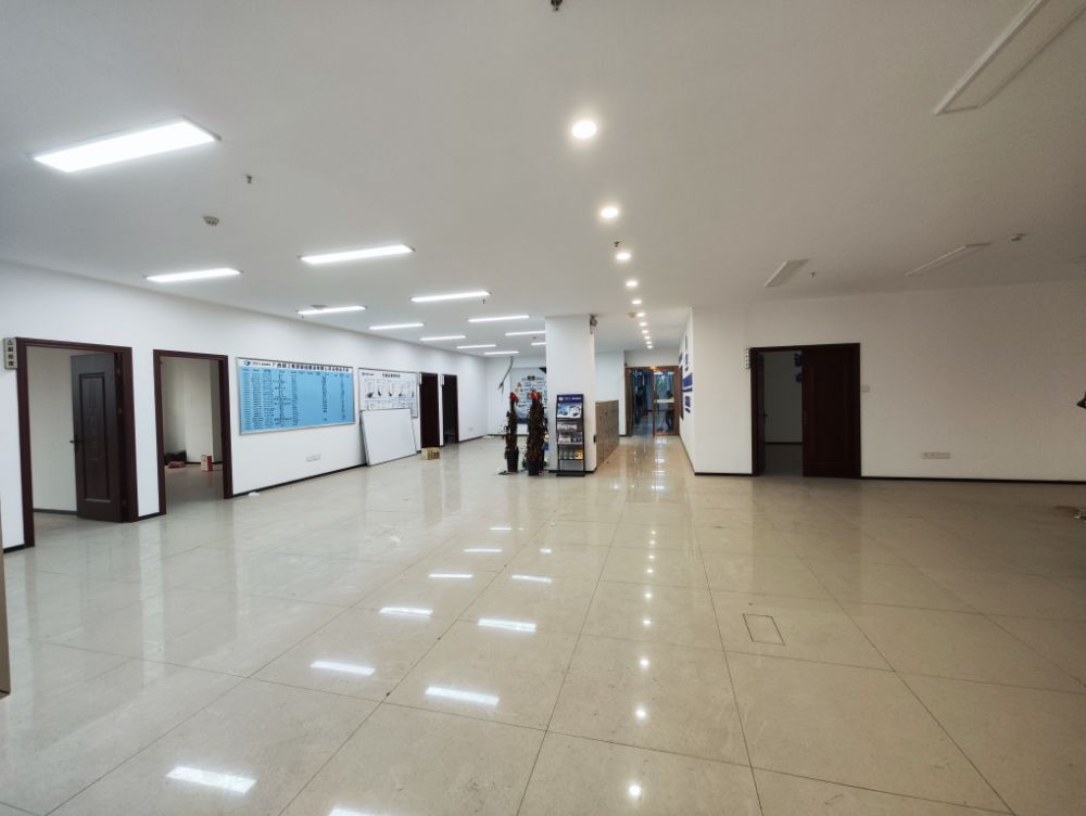 高新区综合写字楼2楼618㎡火热招租