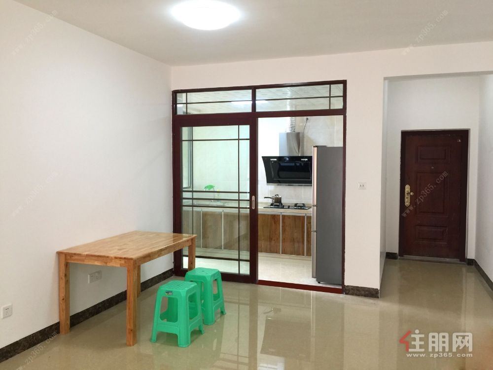 高品质住宅小区,3房2厅2卫,押二付三,精装新房,配套齐全,拎包入住,鸟瞰体育中心全景。非诚勿扰!