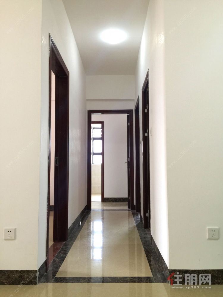 高品质住宅小区,3房2厅2卫,押二付三,精装新房,配套齐全,拎包入住,鸟瞰体育中心全景。非诚勿扰!