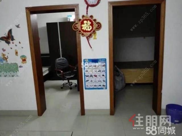 荣军路上品阳关旁五里桥小区2楼二室一厅有空调家具家电带车库仅租1000