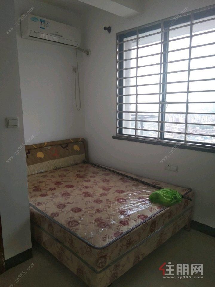 中银大厦 3室1厅1卫 广场对面