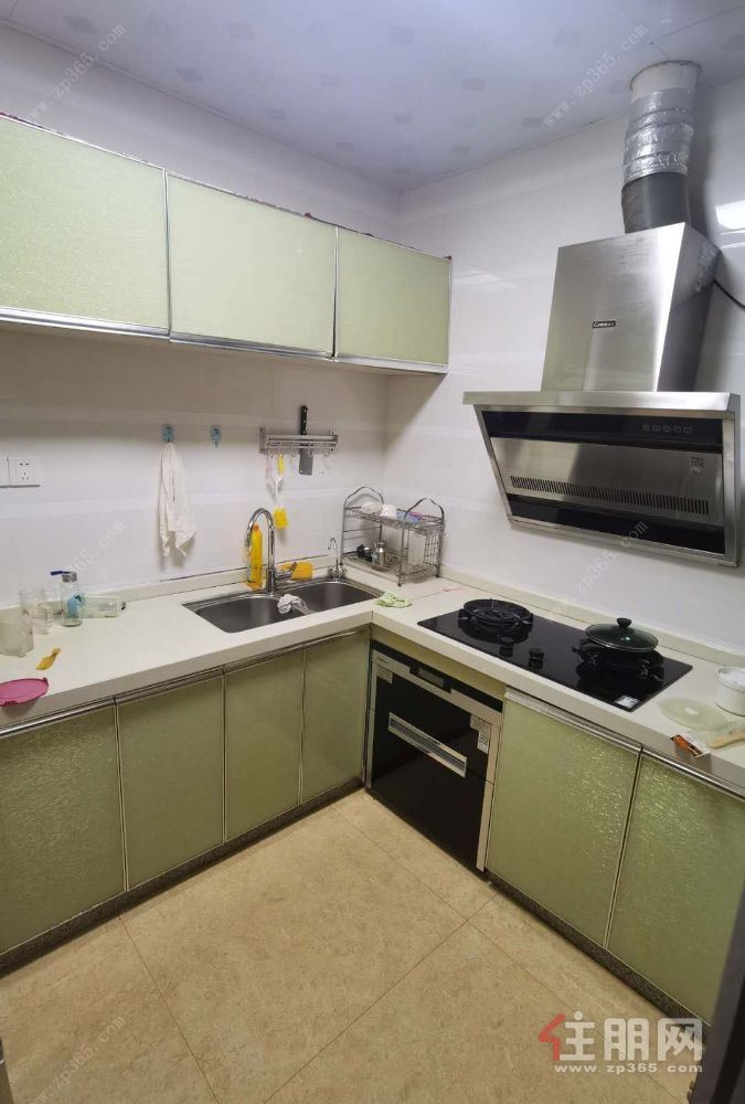 阳光城小区4房2厅2卫电梯房,配套齐全。