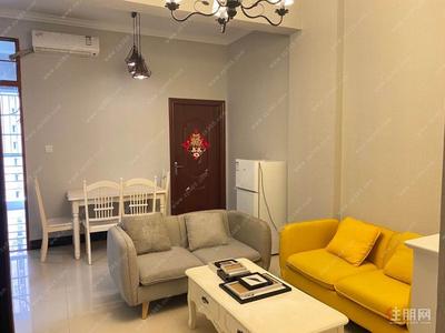 良庆镇，地铁口，五象航洋城对面，1房1厅1800一个月，有燃气可做饭
