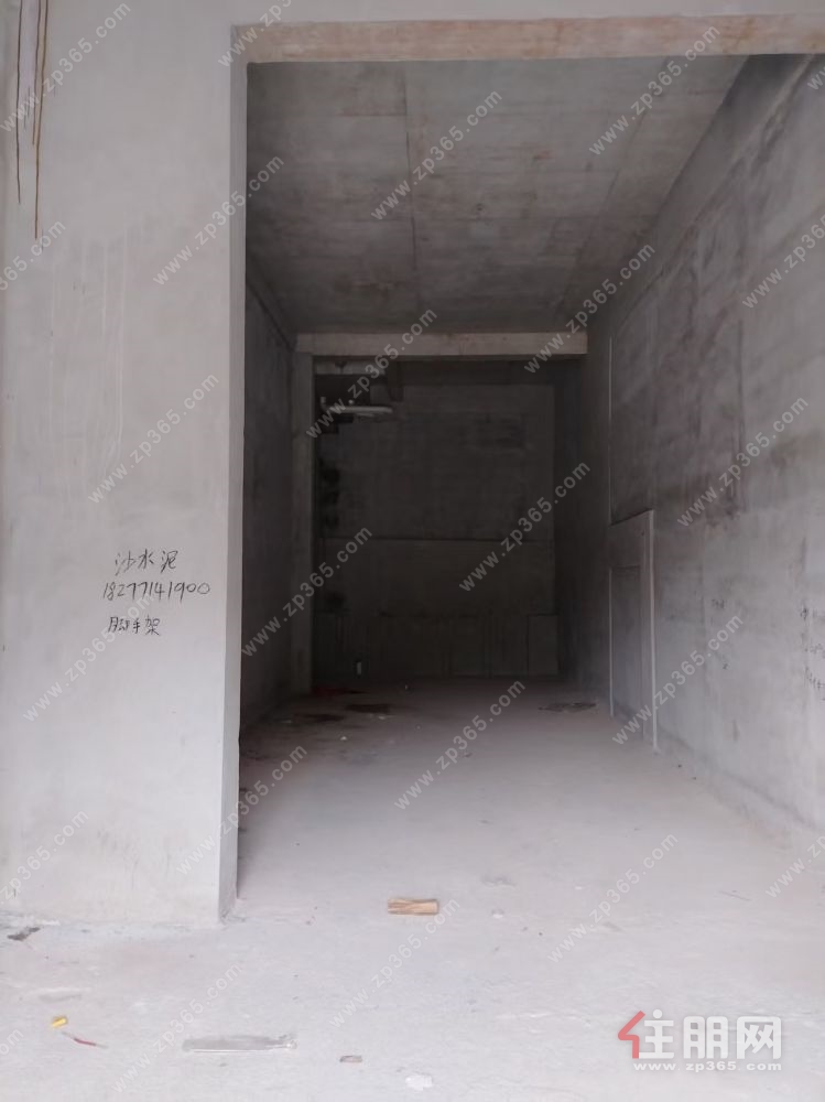 南宁三中五象校区对面彰泰府65平门面出租