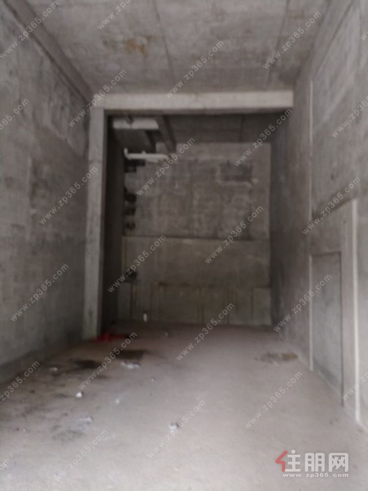 南宁三中五象校区对面彰泰府65平门面出租