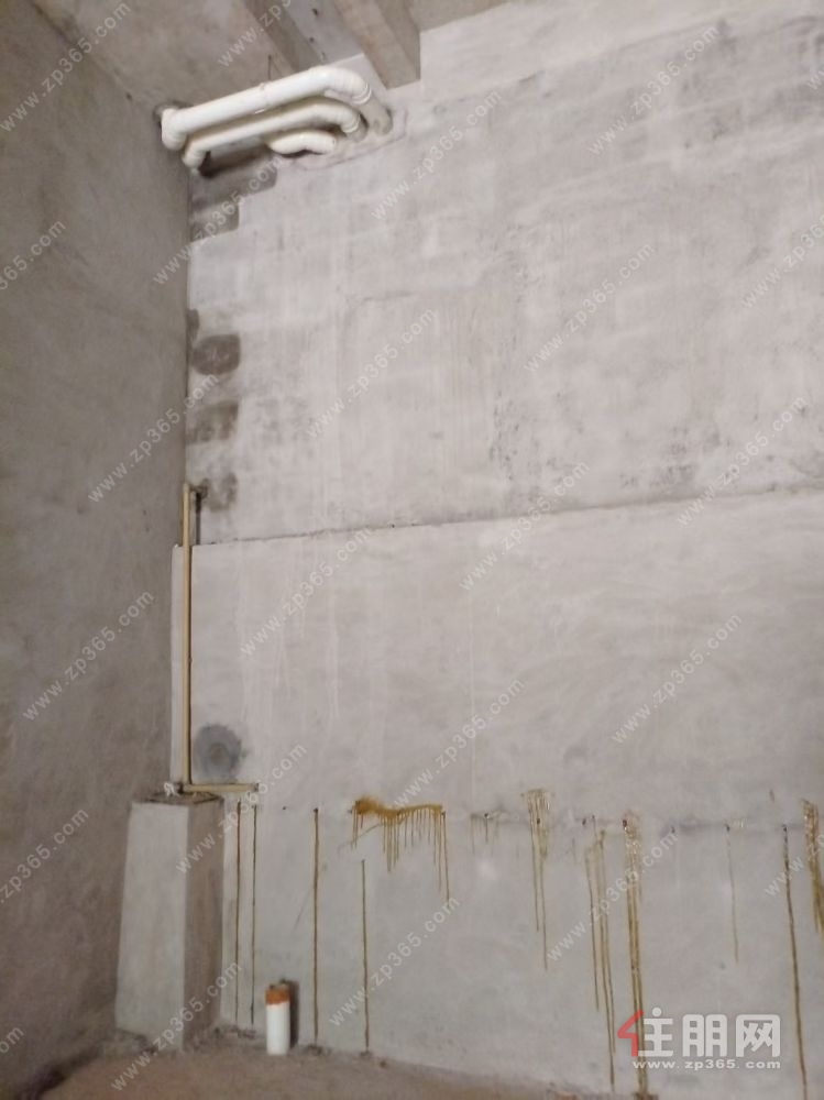 南宁三中五象校区对面彰泰府65平门面出租