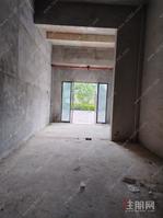 南宁三中五象校区对面彰泰府65平门面出租