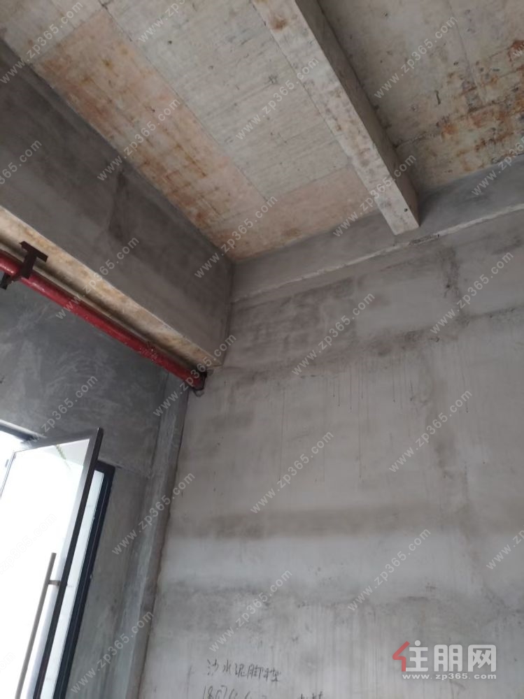 南宁三中五象校区对面彰泰府65平门面出租