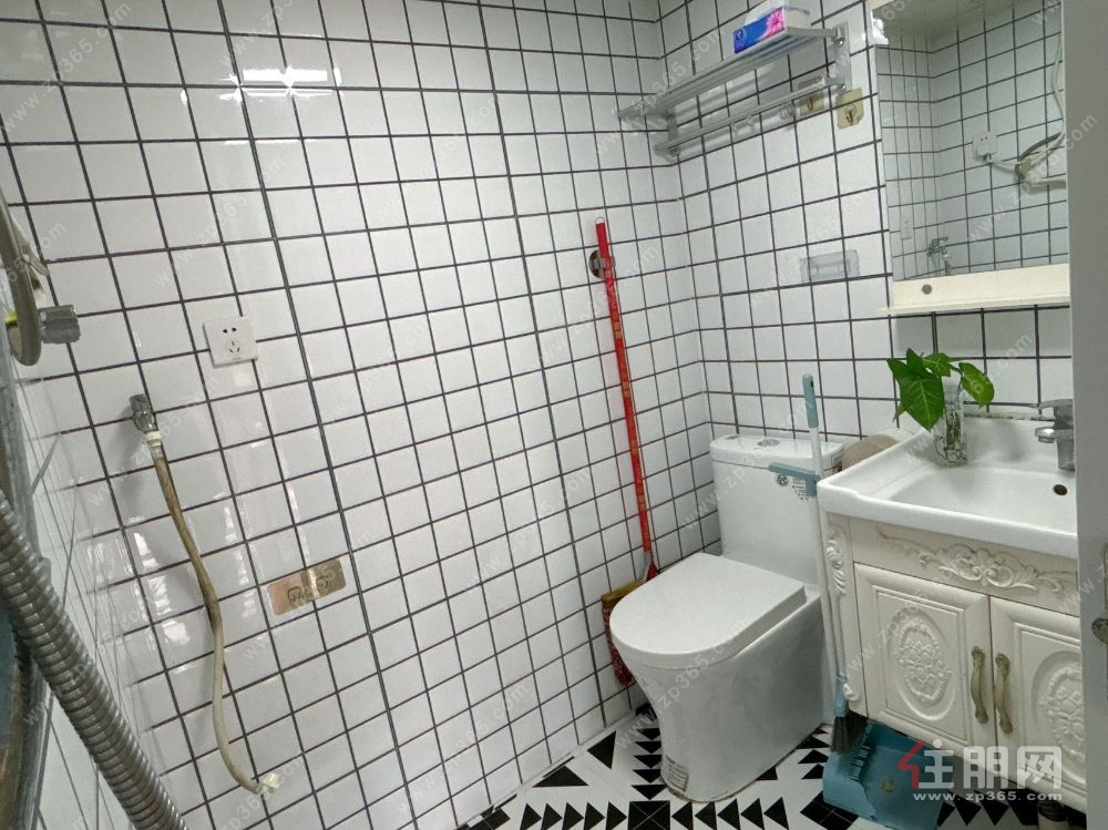 雅典国际新装修两房一厅 高层视野开阔,交通便利 地铁一号线300米 3个月起租