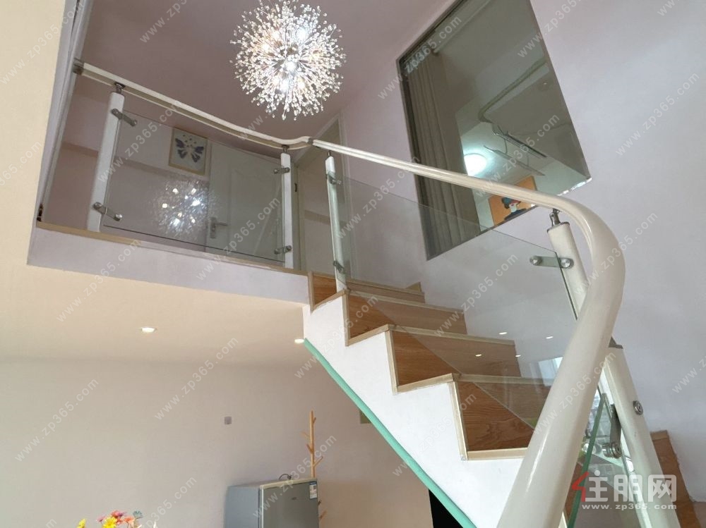 雅典国际新装修两房一厅 高层视野开阔,交通便利 地铁一号线300米 3个月起租