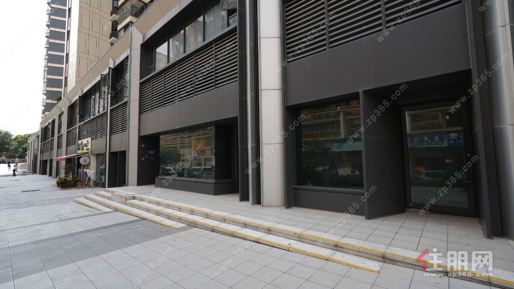 近滨江休闲带，西派御江临街旺铺，开店客流源源不断