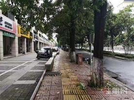 荷城路正街双间铺面出售 买一层送一层 门前好停车