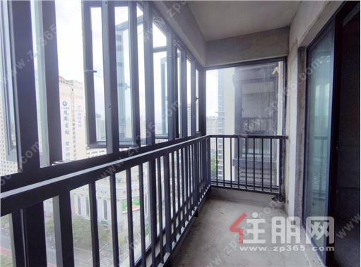时代朝阳毛坯3房135万出售 楼下地铁商业齐全
