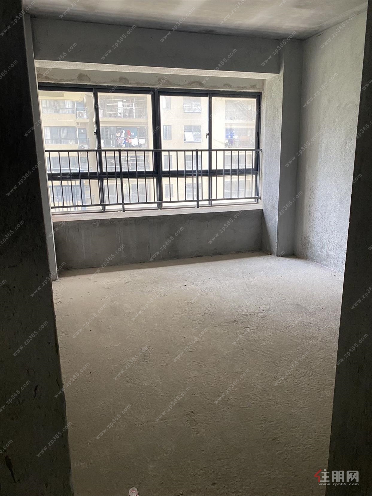 爱丽嘉园8楼朝南看花园 112㎡毛坯大三