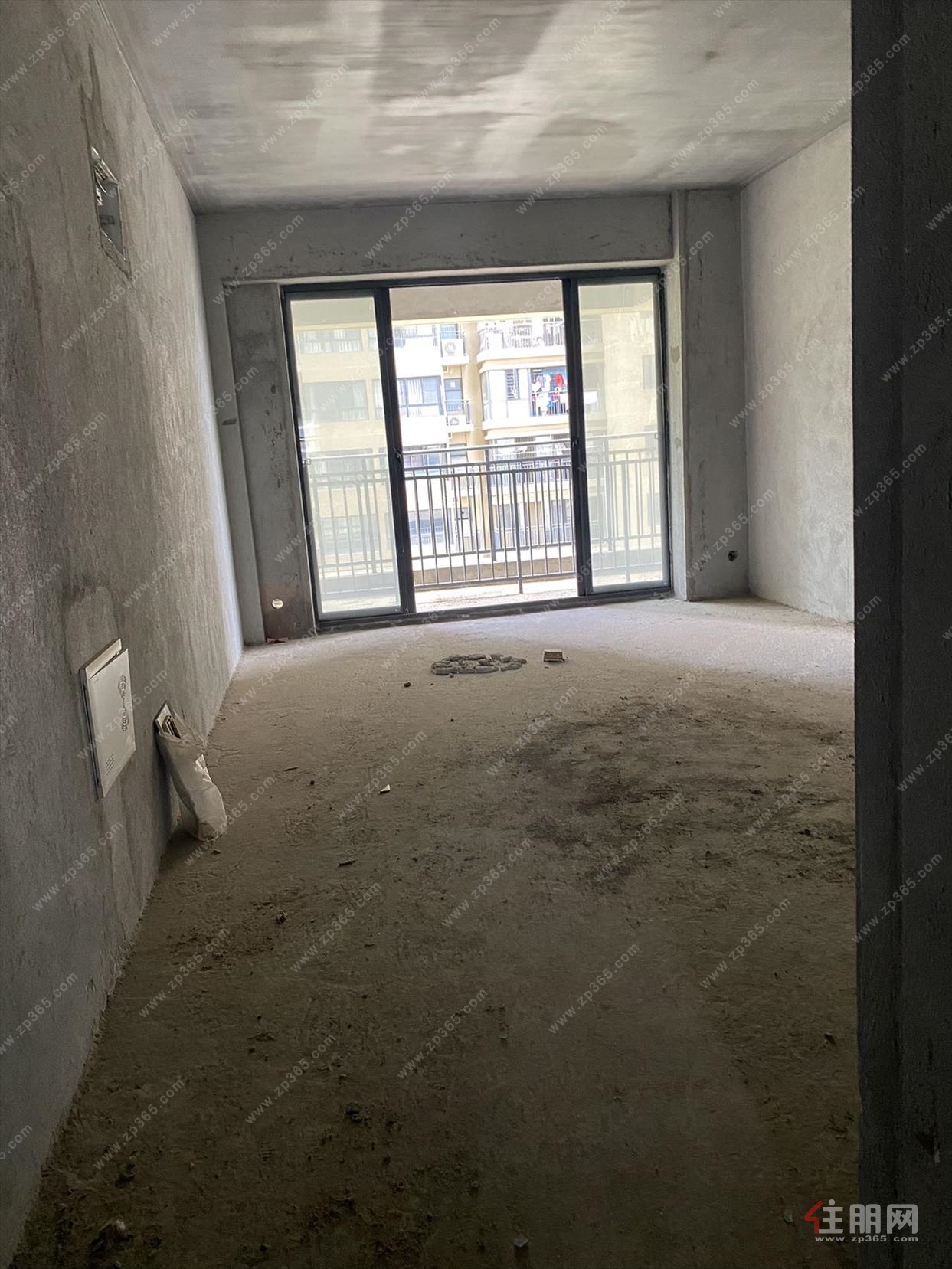 爱丽嘉园8楼朝南看花园 112㎡毛坯大三