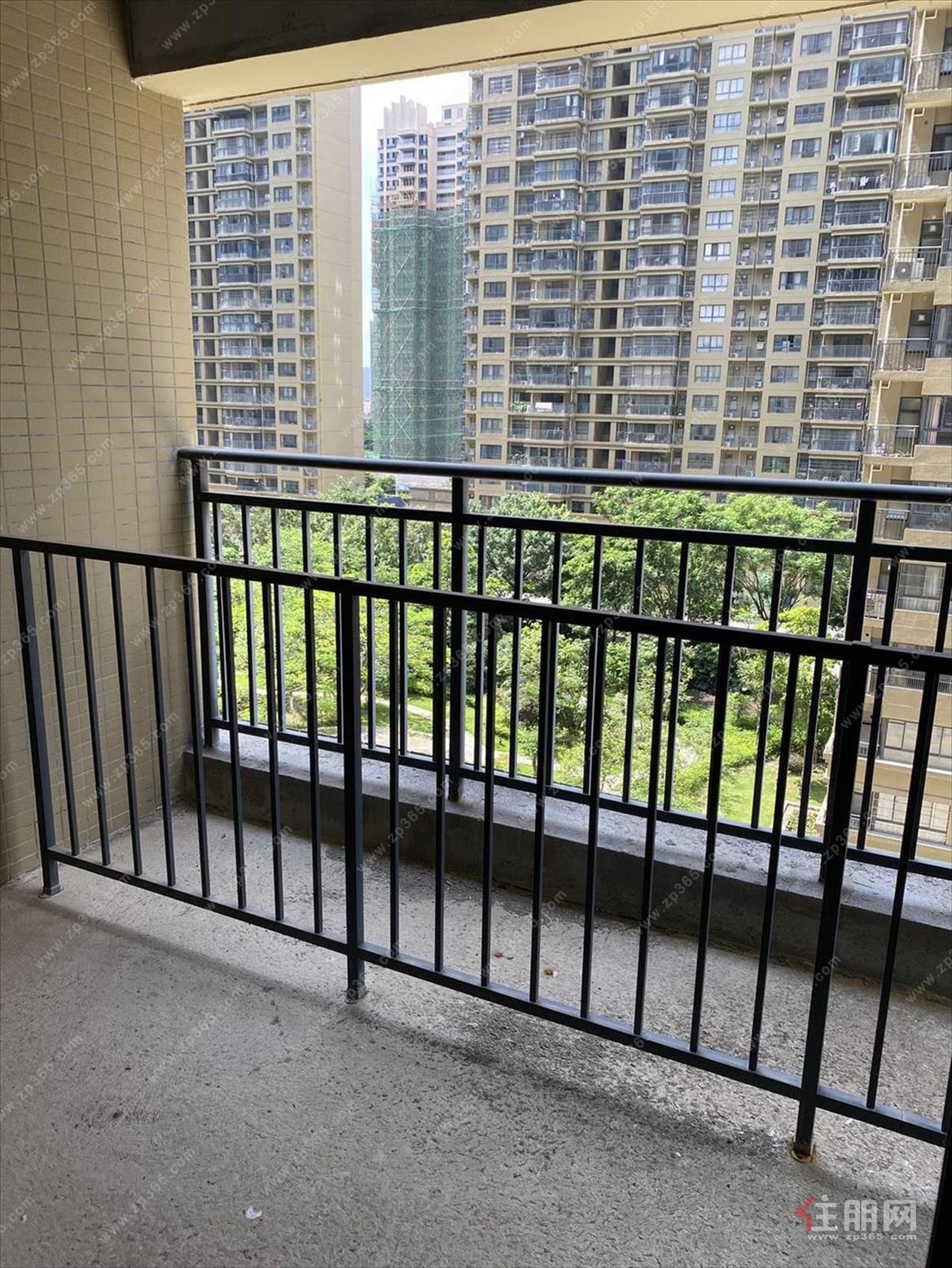 爱丽嘉园8楼朝南看花园 112㎡毛坯大三