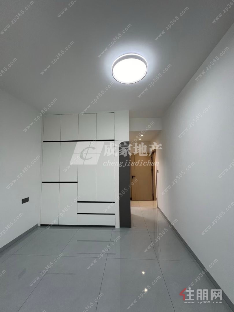 港宁小学附近精装修，三房两厅两卫