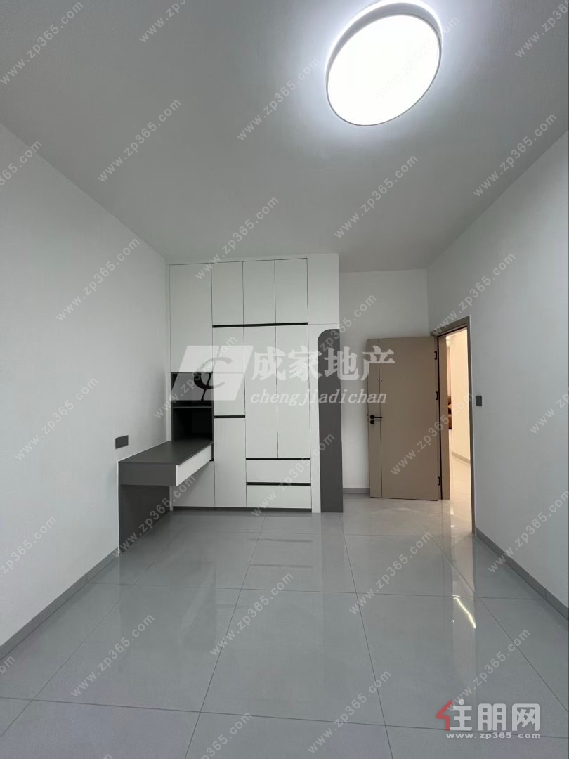 港宁小学附近精装修，三房两厅两卫