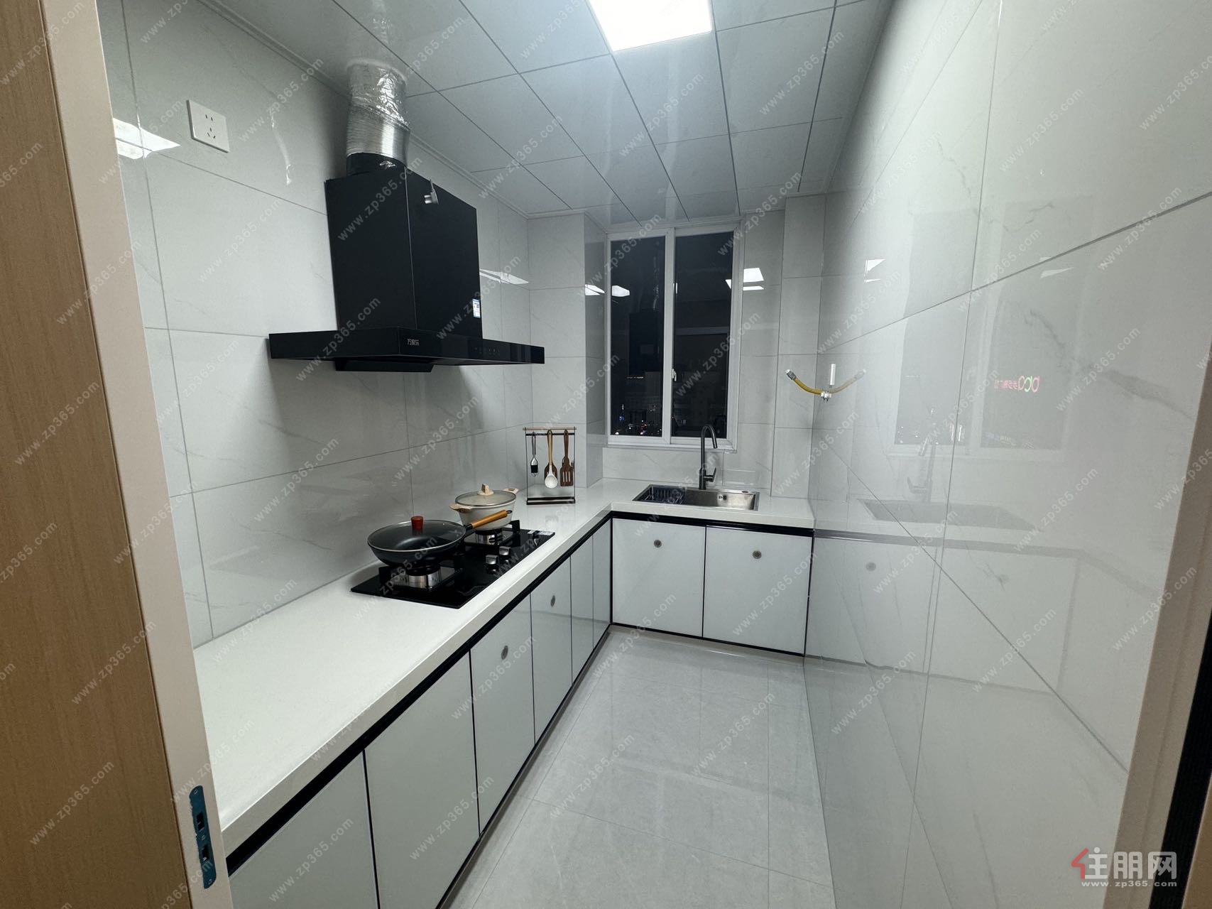 王府井精装修三房38.8万