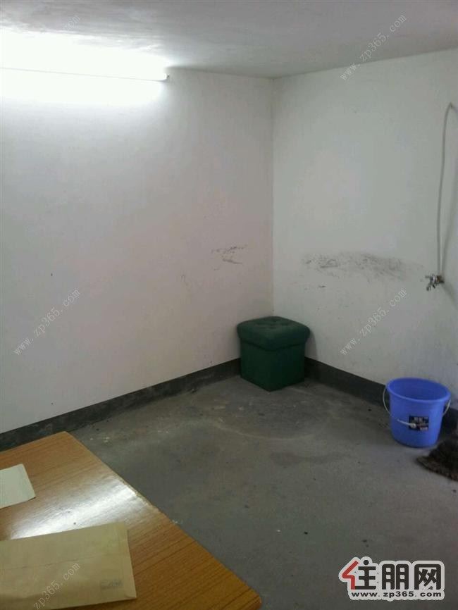 市中心文化大院车库出租,有水电宽带,可做声乐教室服装租赁等