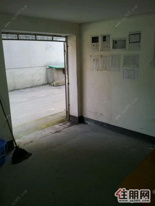 市中心文化大院车库出租,有水电宽带,可做声乐教室服装租赁等