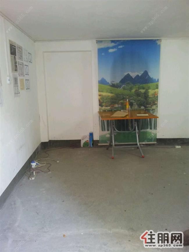 市中心文化大院车库出租,有水电宽带,可做声乐教室服装租赁等