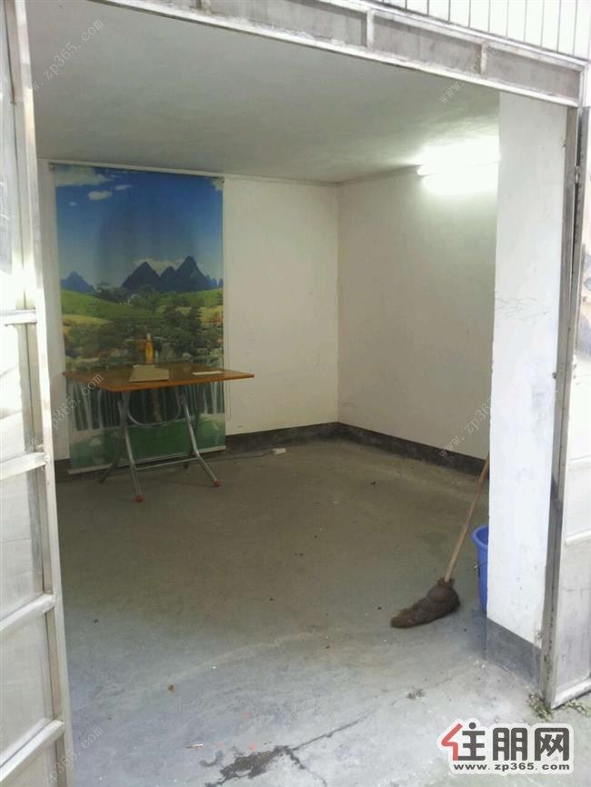 市中心文化大院车库出租,有水电宽带,可做声乐教室服装租赁等