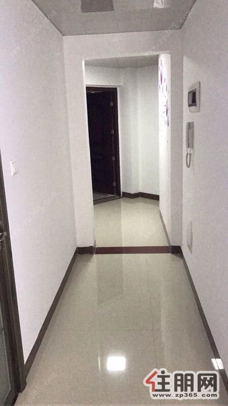 配套齐全,地王大厦1600元3室2厅1卫