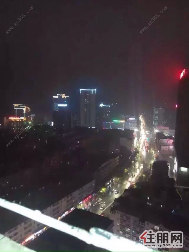 配套齐全,地王大厦1600元3室2厅1卫