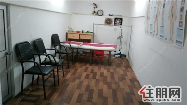 锦泰尊品新装修没入住过,配套齐全,带小车位出租2500元/月