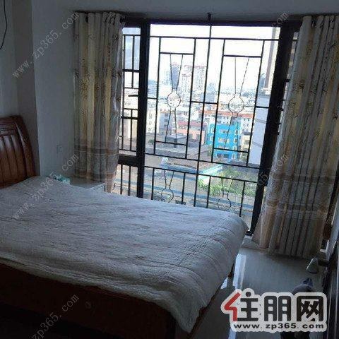 年年丰广场8楼3室1厅1卫103平米精装