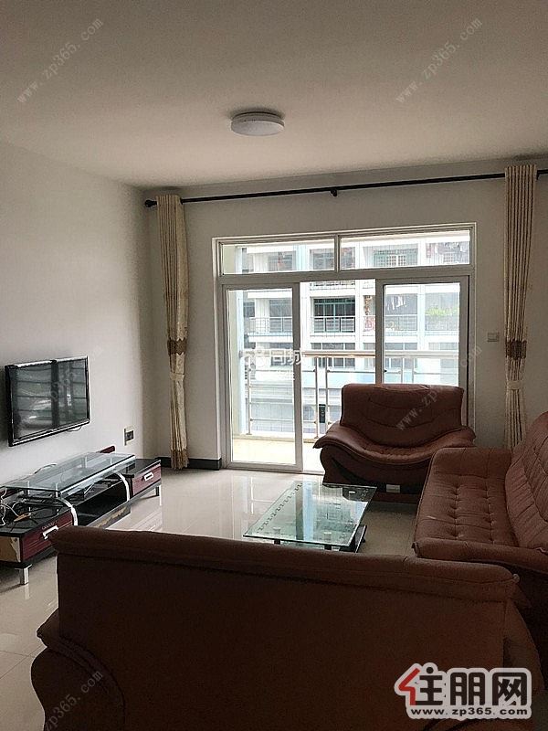 大型广场旁,政府办公区域,交通便利