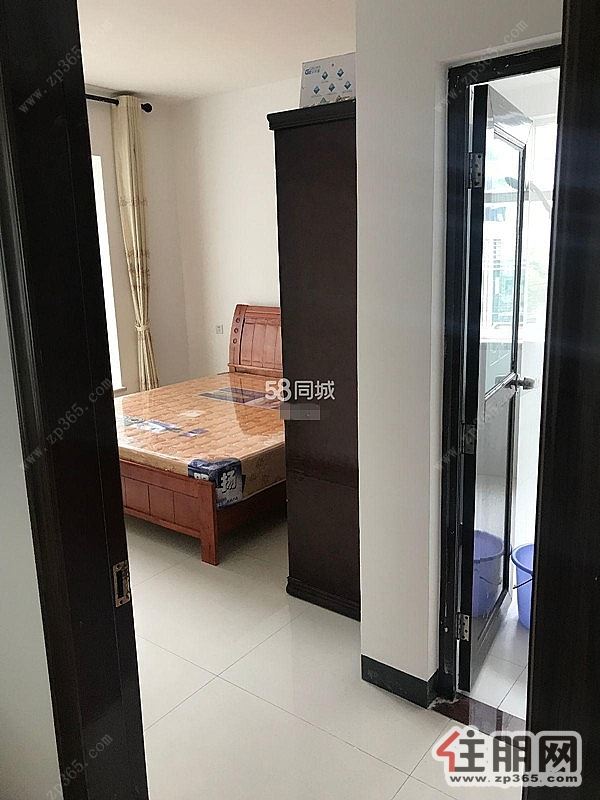 大型广场旁,政府办公区域,交通便利