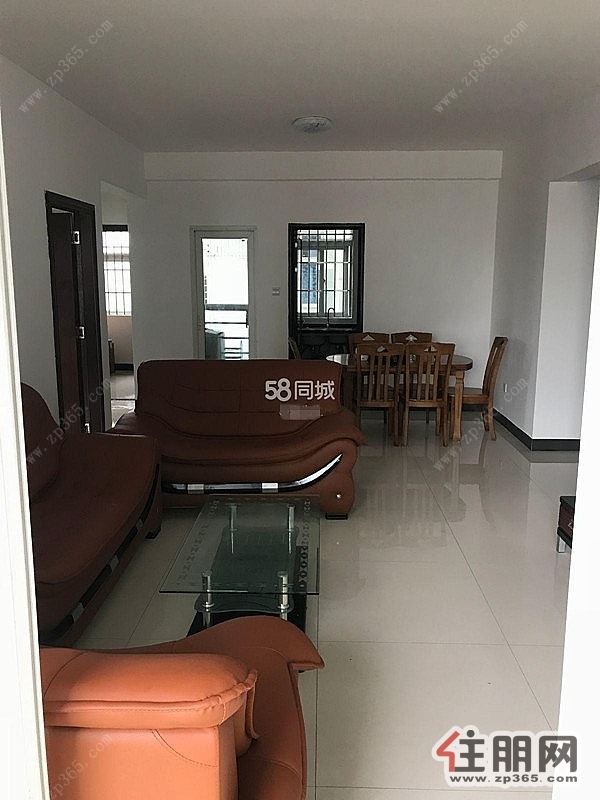 大型广场旁,政府办公区域,交通便利