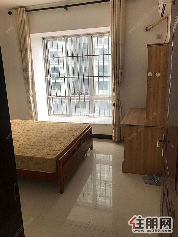 大型广场旁,政府办公区域,交通便利