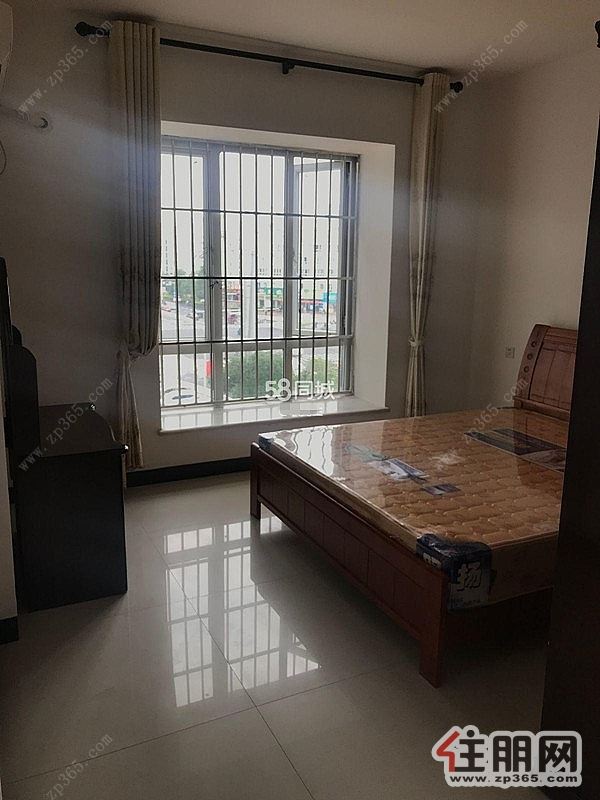 大型广场旁,政府办公区域,交通便利