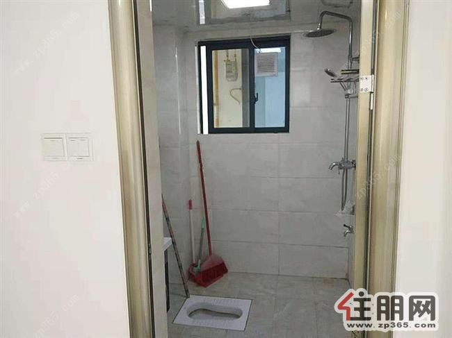 新世纪广场旁,政府办公区域,交通便利