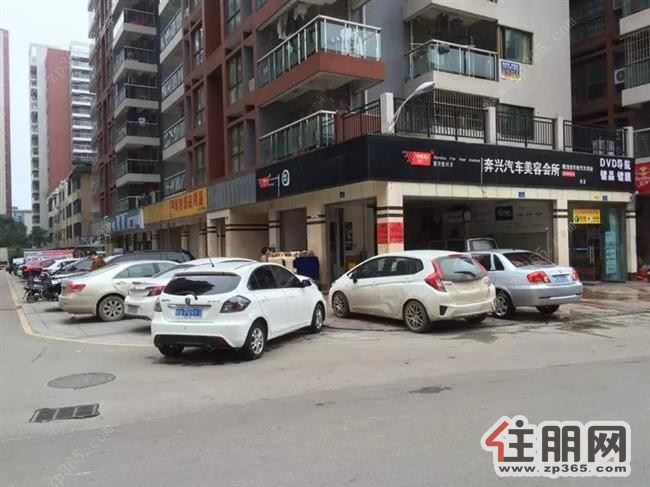 旺铺转让!!铺面位于小区大门口边上位置,三个门面,T字路口,七字角,两面光,人流