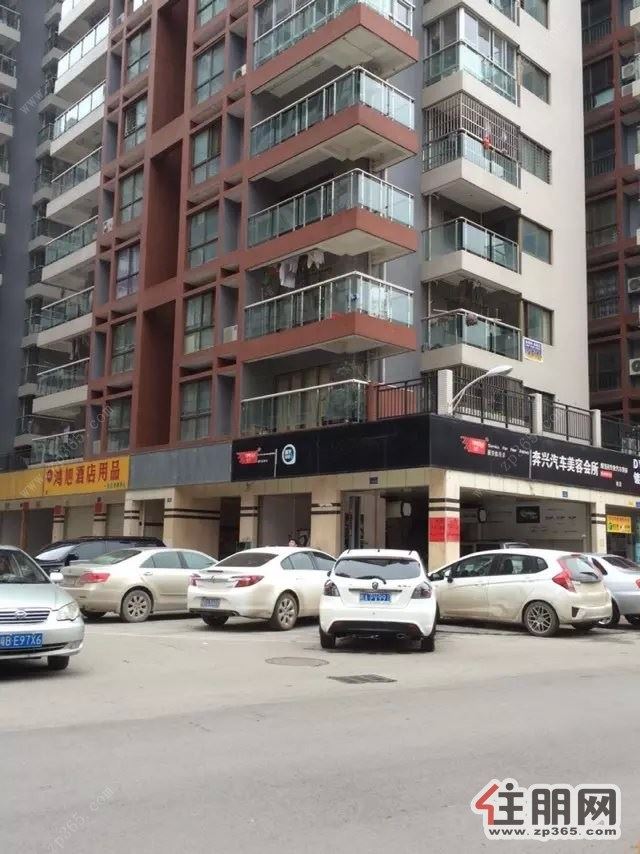 旺铺转让!!铺面位于小区大门口边上位置,三个门面,T字路口,七字角,两面光,人流