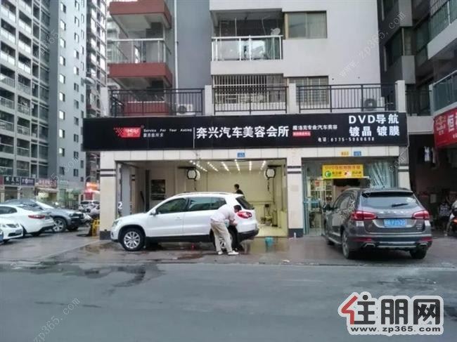 旺铺转让!!铺面位于小区大门口边上位置,三个门面,T字路口,七字角,两面光,人流