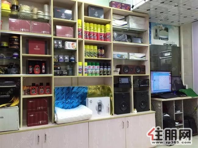 旺铺转让!!铺面位于小区大门口边上位置,三个门面,T字路口,七字角,两面光,人流