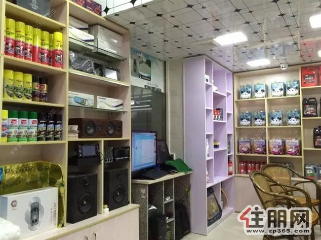 旺铺转让!!铺面位于小区大门口边上位置,三个门面,T字路口,七字角,两面光,人流