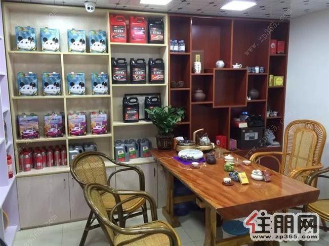 旺铺转让!!铺面位于小区大门口边上位置,三个门面,T字路口,七字角,两面光,人流