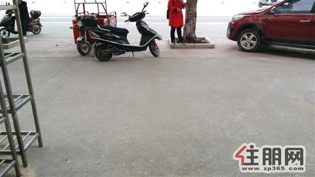 锦泰尊品新装修没入住过,配套齐全,带小车位出租2500元/月