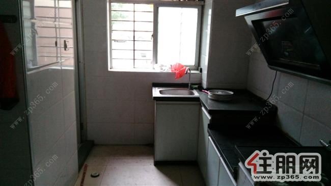 锦泰尊品新装修没入住过,配套齐全,带小车位出租2500元/月