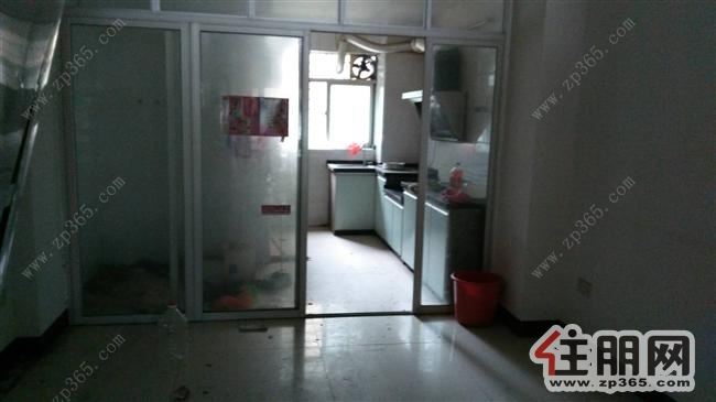 锦泰尊品新装修没入住过,配套齐全,带小车位出租2500元/月